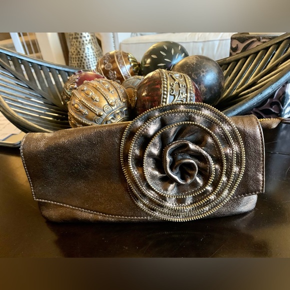 NWOT BEAUTIFUL BRONZE COLORED CLUTCH. 2COMPARTMENTS PLUS ZIPPER COMPARTMENT. - Picture 4 of 9